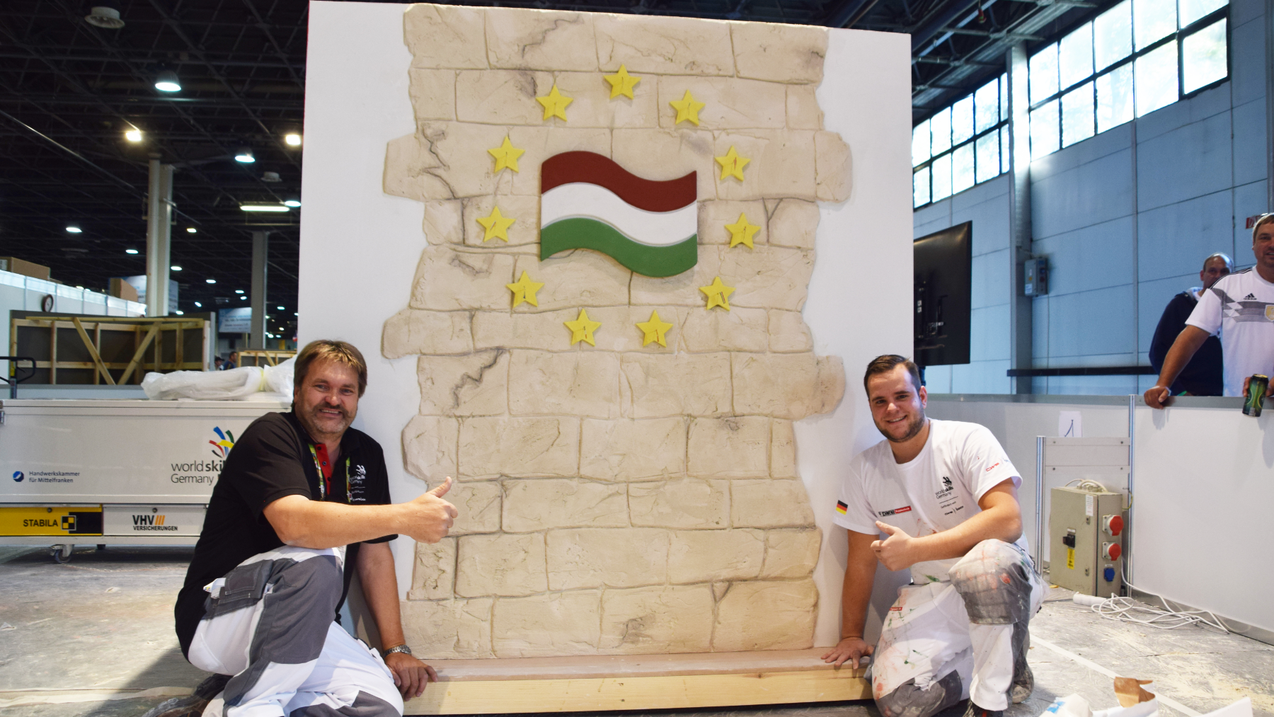 Alexander Schmidt mit Trainer Josef Gruber vor seinem Werkstück bei den Euroskills in Budapest 2018 / © Alexander Schmidt