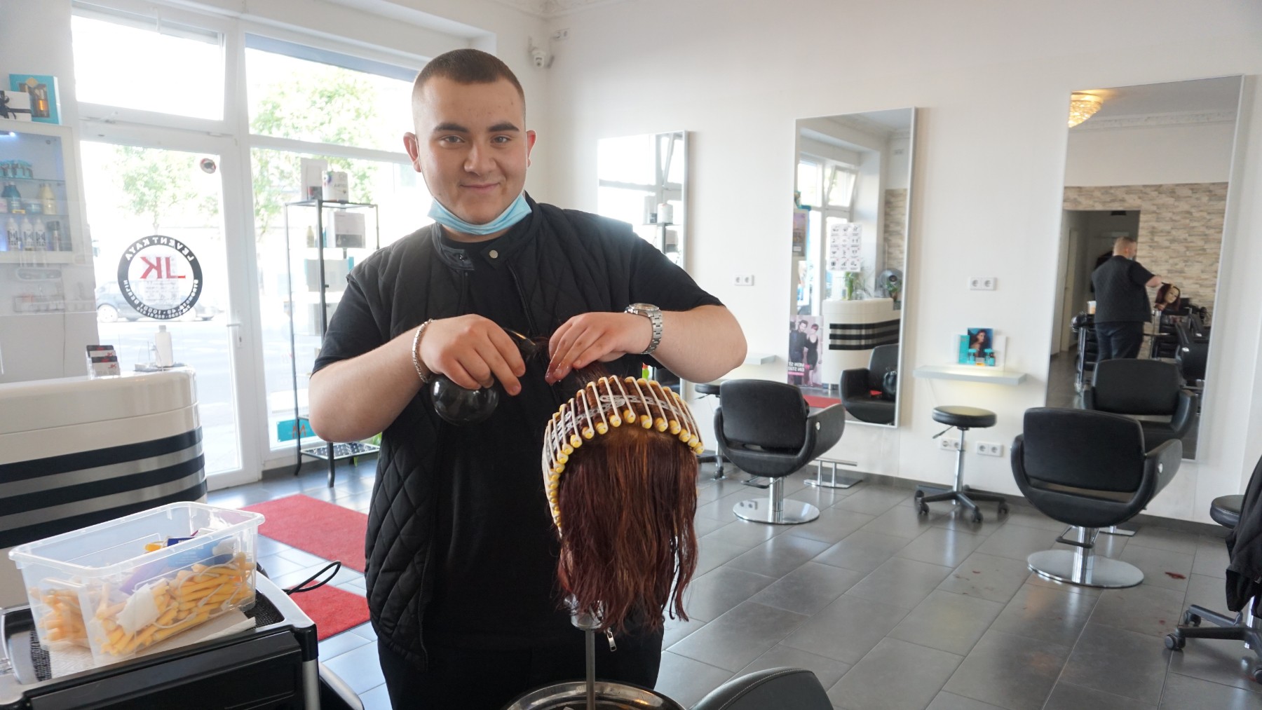 Selcük in seinem neuen Ausbildungsbetrieb LK – Friseure in Berlin-Moabit